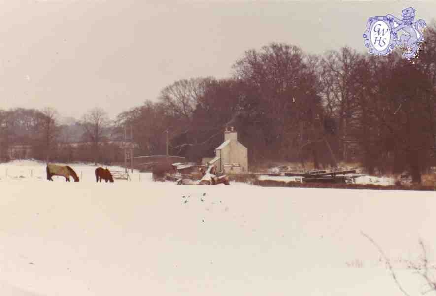 10-33 Winter scene Newton Lock House