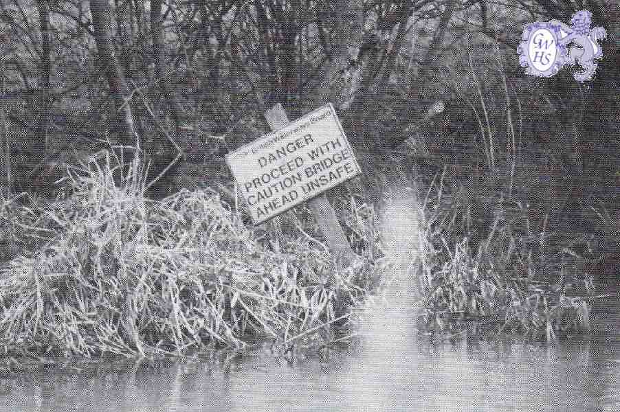 32-454 Warning sign near Turnover bridge Kilby