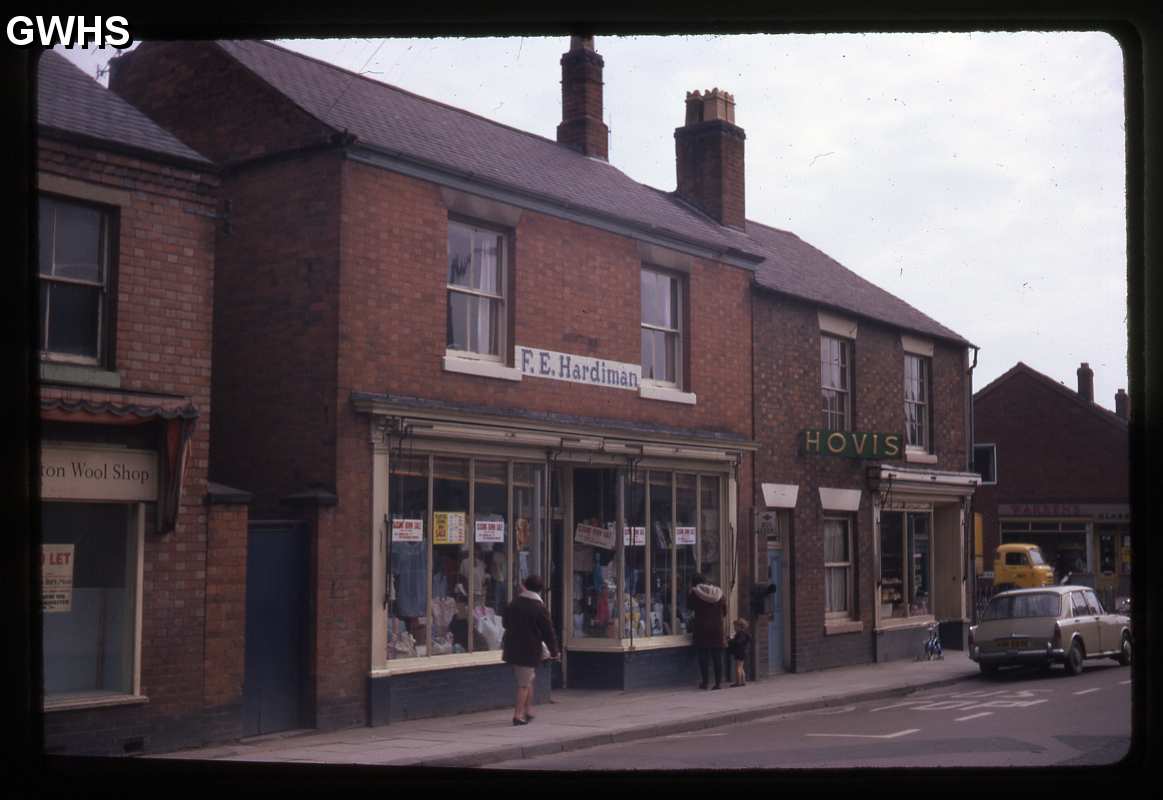 26-192 Hardiman and to the right Hilton Bakers on Leicester Road opposite Bell Inn Wigston Magna circa 1960