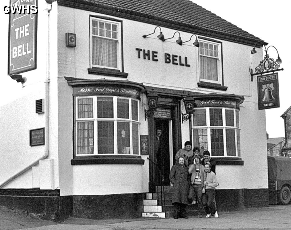 30-733 The Bell Inn Leicester Road Wigston Magna circa 1985