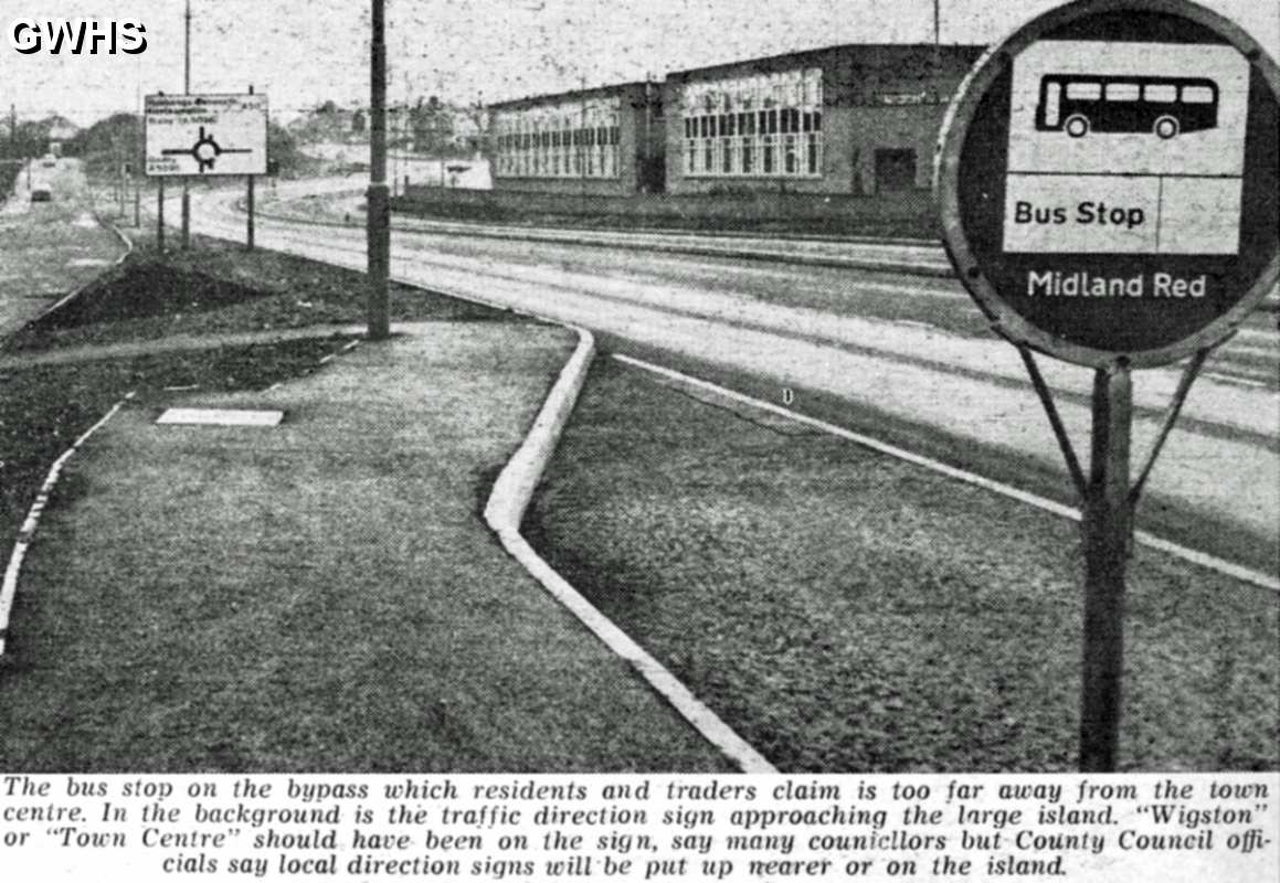 34-119 Approach to the Wakes Road traffic island 1976
