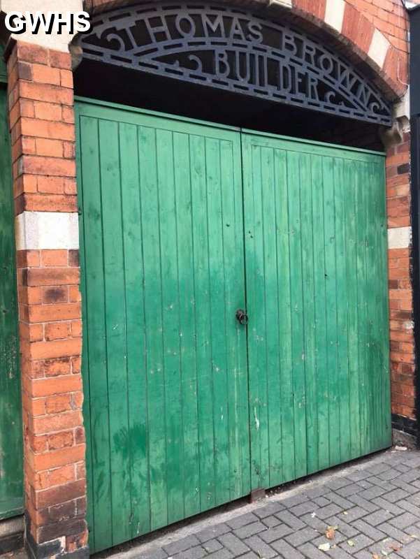 34-234 Leicester Road Wigston Magna green gate-way with art-nouveau-Victorian style ironmongery right next door to Cox’s shop 2018
