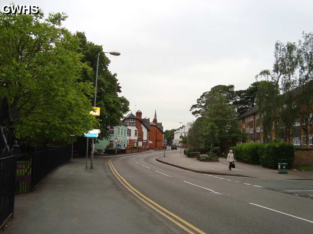 15-134 Long Street Wigston Magna looking South 2011