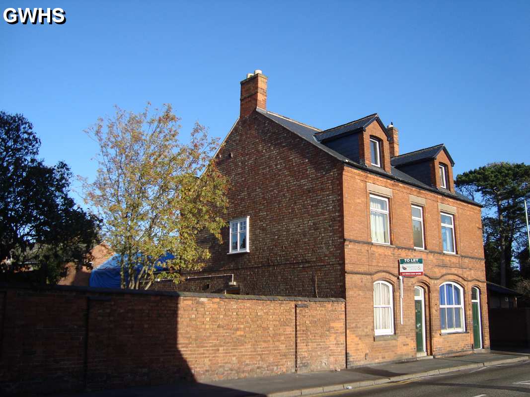 17-038 House in Long Street vacant 2011 Garden of left is Avenue House property