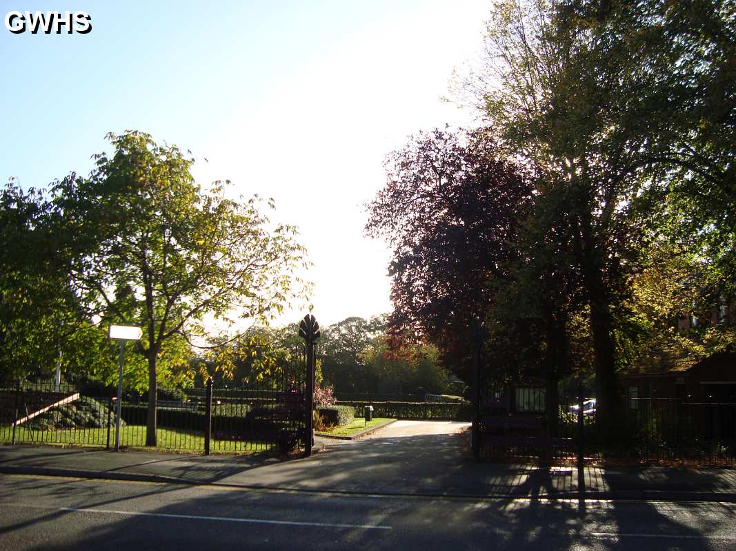 17-045 Entrance to Peace Memorial Park Long Street Wigston Magna 2012