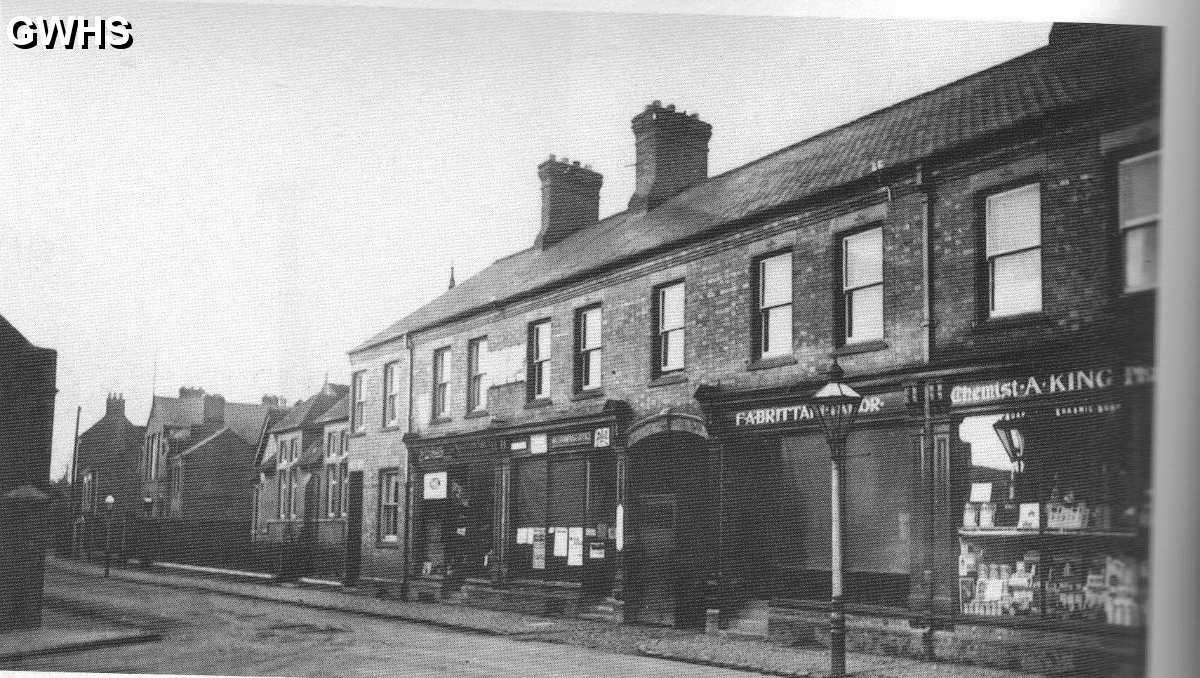 17-065 Businesses at the junjtion of Long Street and Bell Street Wigston Magna 1920's