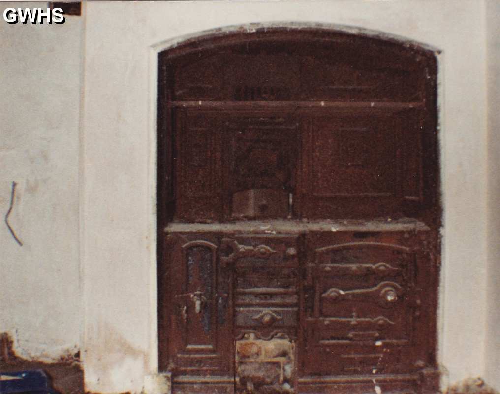 8-191 Old fireplace in Avenue House Long Street Wigston Magna