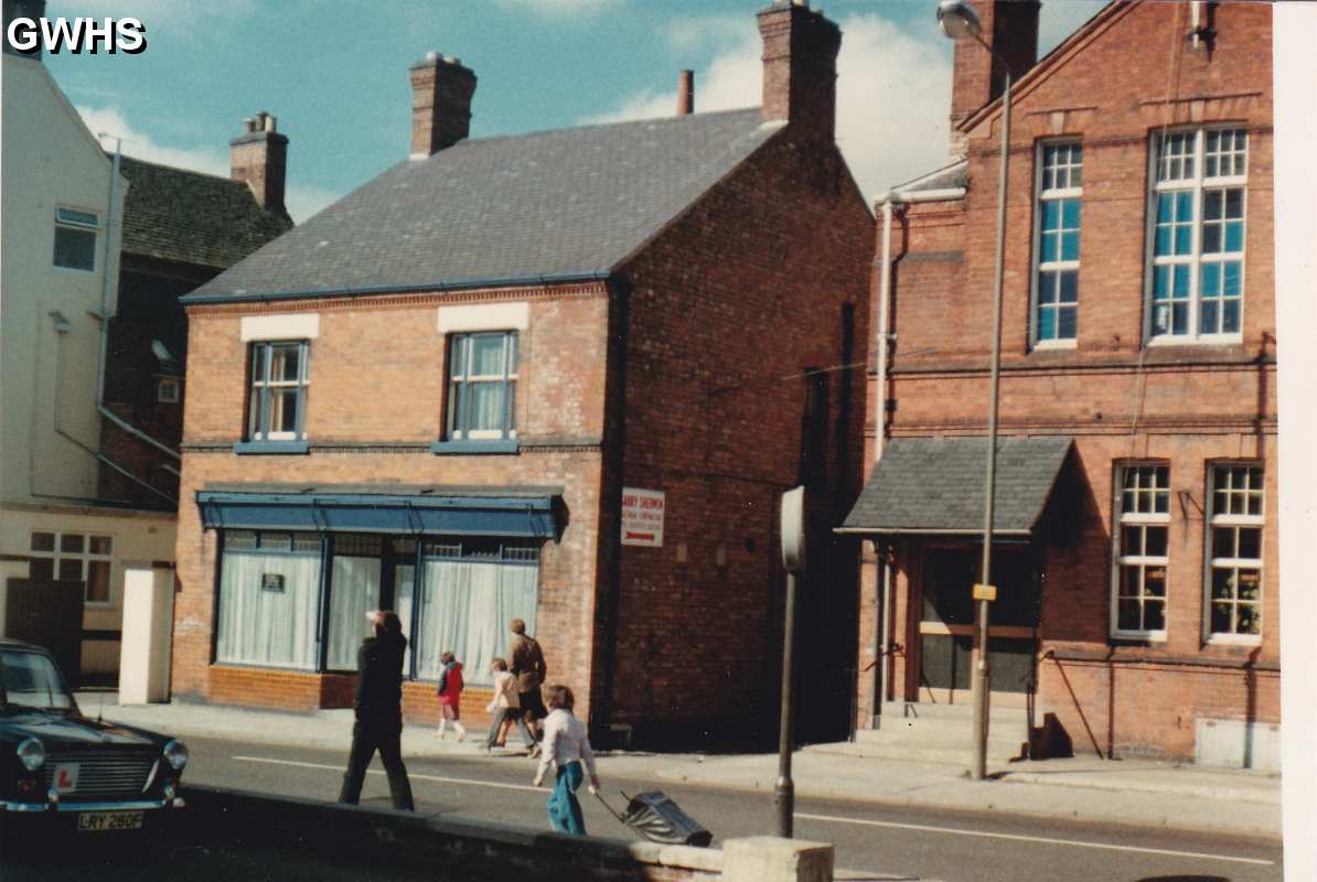 8-195 Long Street Wigston Magna 1980 (Hardy's shop now a vets surgery)