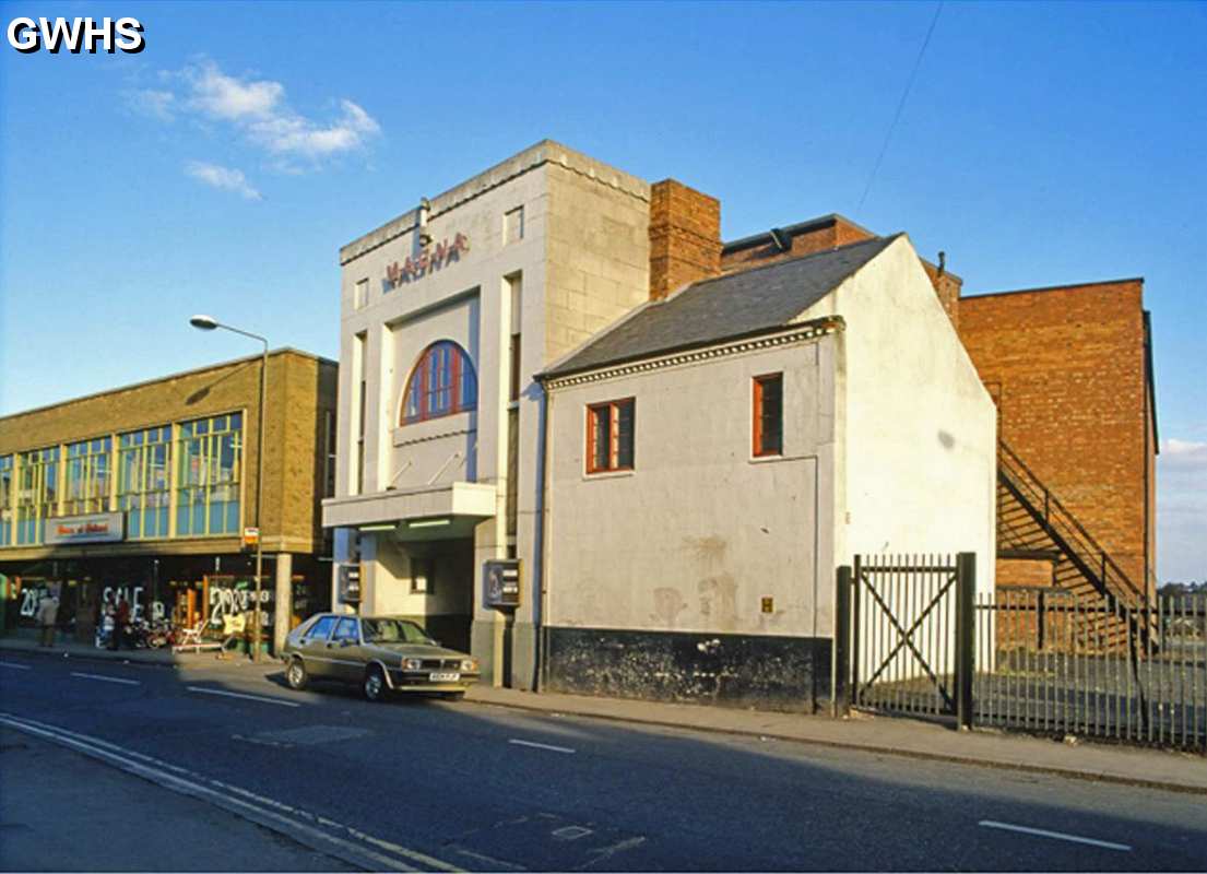 31-042 The Magna in 1986 with the House of Holland next door Long Street Wigston Magna.