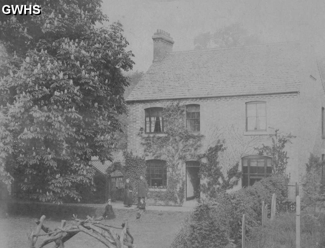 22-516a Rev Thomas Cope Deeming and wife in garden of the Manse Long street Wigston Magna circa 1902