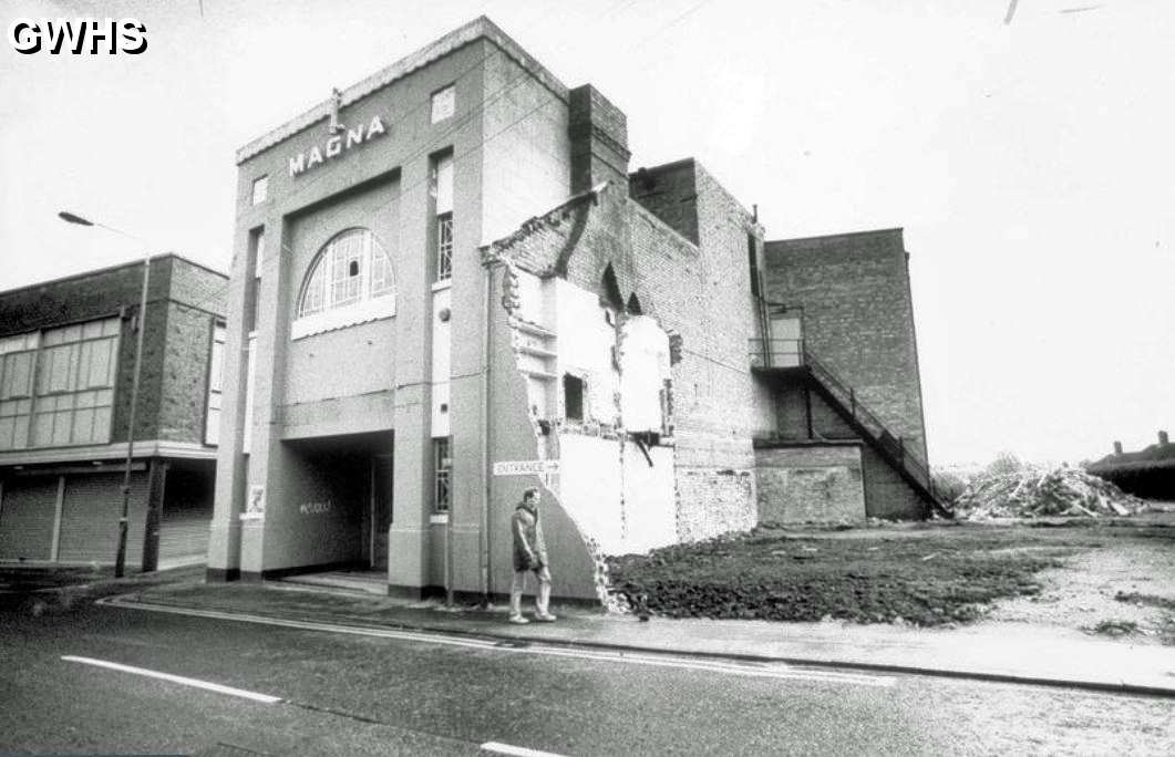 35-245 Magna Cinema Long Street Wigston Magna demolition work 1992