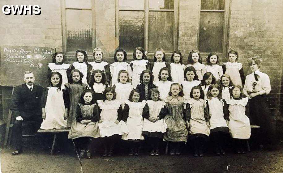 32-595 Wigston Magna C of E School Long Street 1908 Girls Class