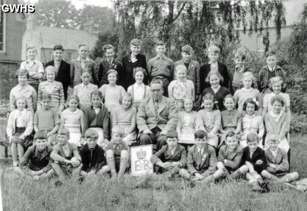33-799 Mr Baxter's Class 4B National School Long Street Wigston Magna c 1953