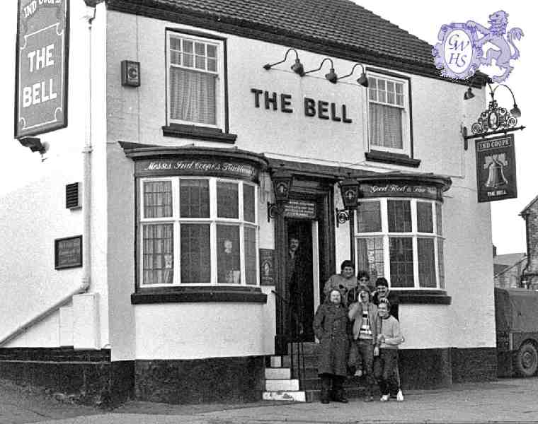 30-733 The Bell Inn Leicester Road Wigston Magna circa 1985