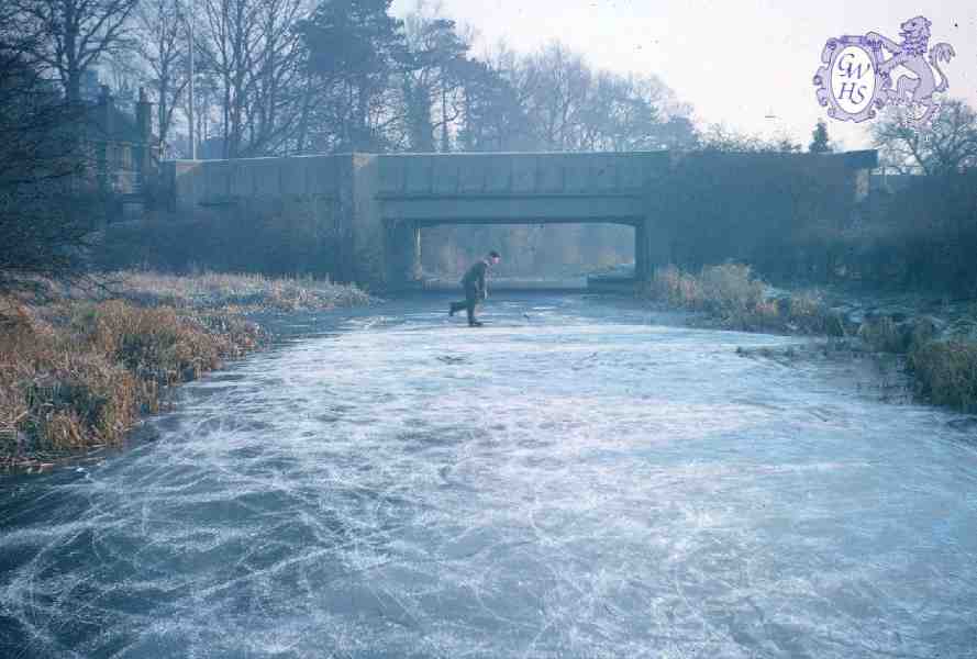 31-013 Harry Marbrook skating on the Grand Union Canal, County Arms on New Years Day 1961