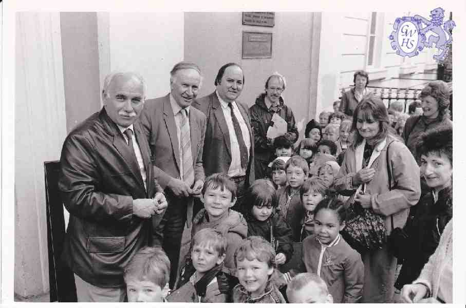 7-83 New Walk Museum D Lucas C Davenport Dr P Bolan with children and staff