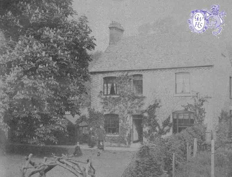 22-516a Rev Thomas Cope Deeming and wife in garden of the Manse Long street Wigston Magna circa 1902