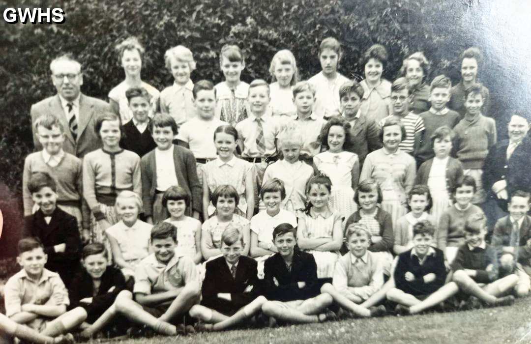 39-431 My mums old class school photo 1959 she was 11 long street mr baxters class