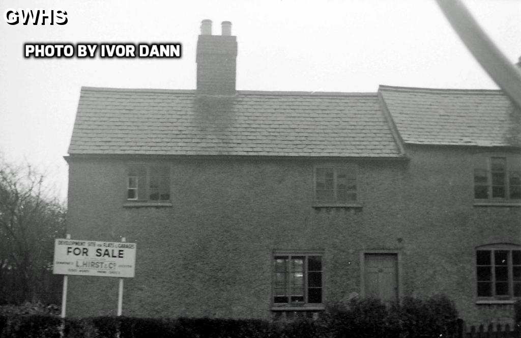 34-289 Cottage on corner of Moat Street and Welford Road c 1960