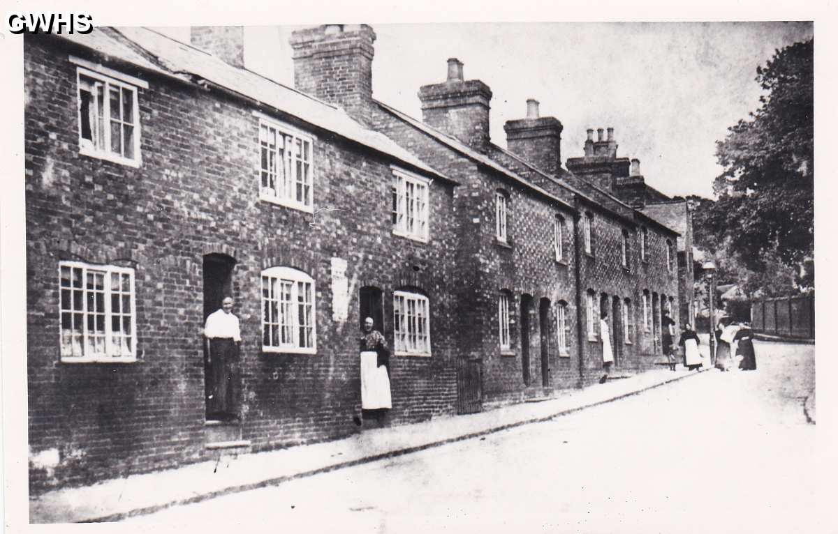 8-272 Mowsley End Wigston Magna c 1899 - kerb on right is start of Apple Pie Corner