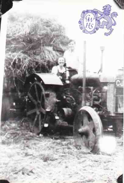 6-21 Old Spade Lug - Standard Fordham Tractor Corn Carting in Wigston Magna