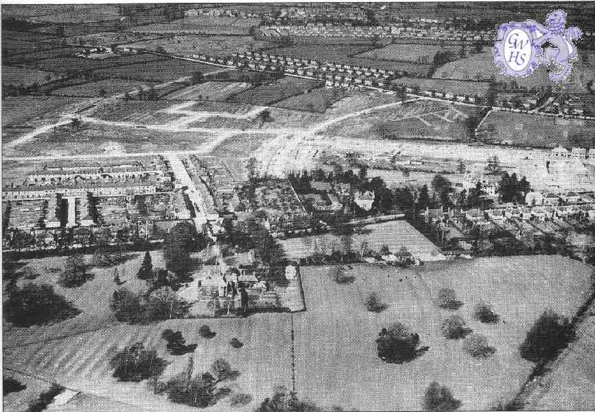 22-181 Aerial view of Wigston Magna in 1947 showing new estate at the end of Central Avenue