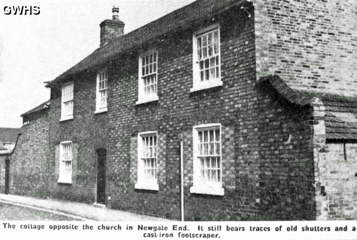 34-130 Cottage opposite Church on Newgate End Wigston Magna 1976