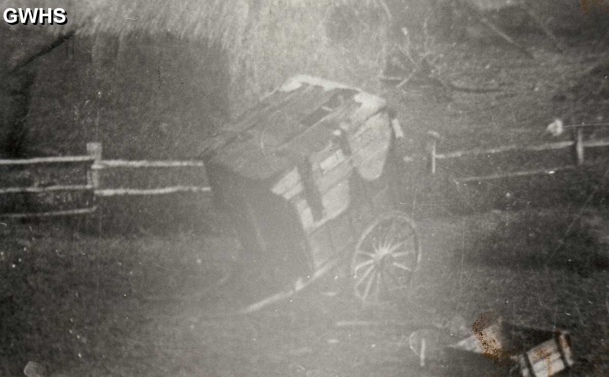 39-503 Old cart in Newgate End Wigston Magna