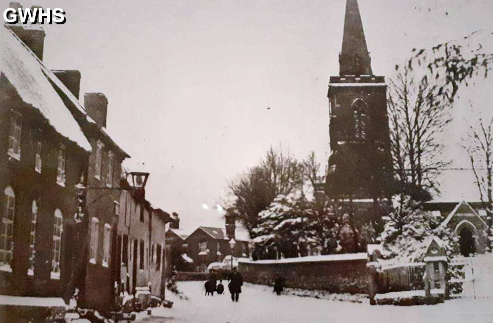 35-496 Snowy scene of St Wistan's Wigston Magna and more of the cottages Oadby Lane