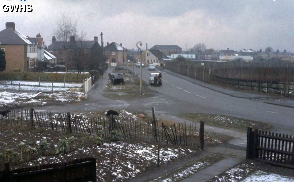 39-342 Oadby Road Wigston Magna with the Race Course on the right c 1970