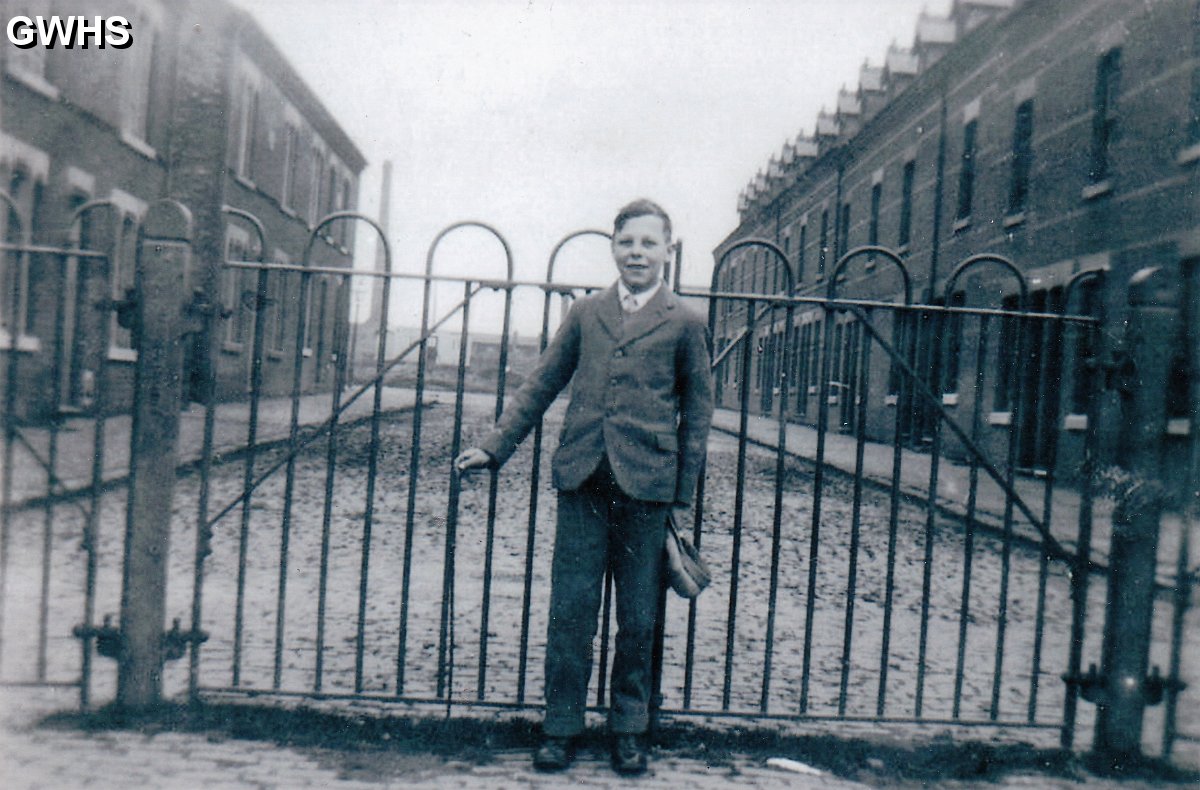 33-755 Walter Woodward at the bottom of Park Road later Water Street South Wigston c 1928