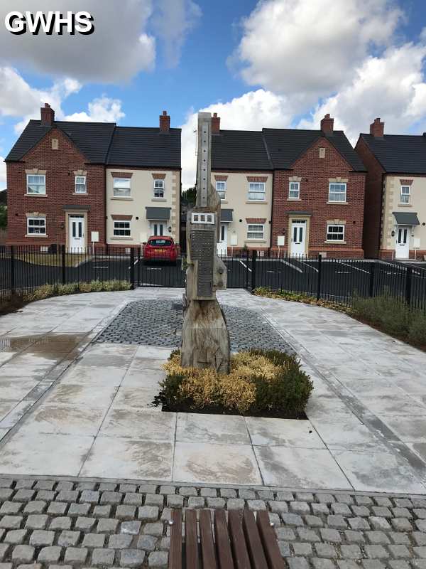 33-920 Totem Pole in the pocket garden of Peacock Place Moat Street Wigston Magna 2018