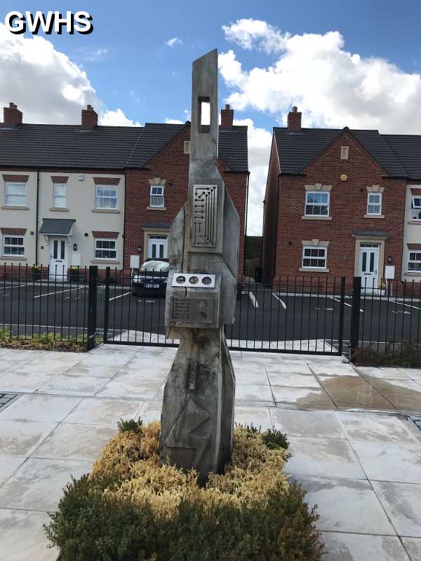 33-921 Totem Pole in the pocket garden of Peacock Place Moat Street Wigston Magna 2018