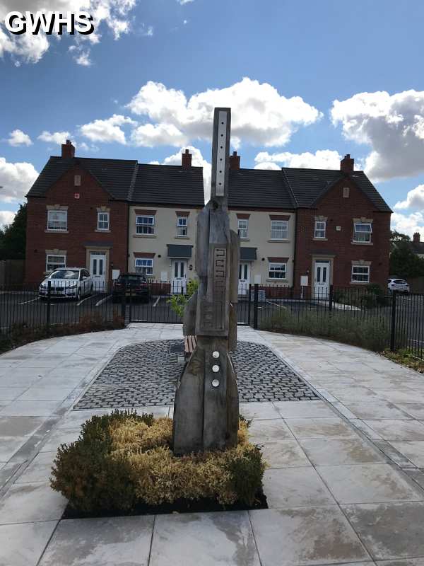 33-922 Totem Pole in the pocket garden of Peacock Place Moat Street Wigston Magna 2018