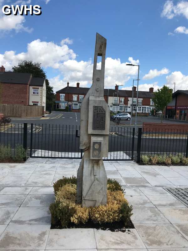 33-923 Totem Pole in the pocket garden of Peacock Place Moat Street Wigston Magna 2018