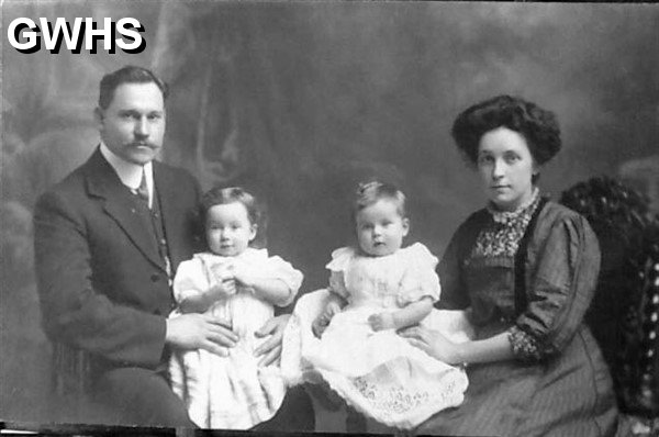 31-217 Moses Allen police officer with wife Nellie and children