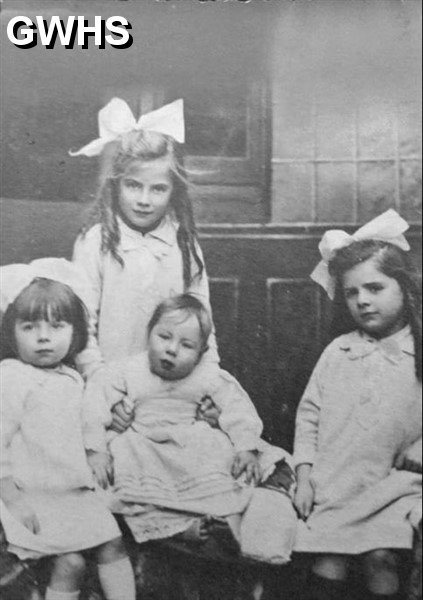 31-255 The Green children Hetty, Ivy and Arthur circa 1923