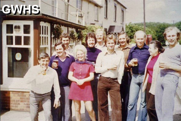 32-320 The Navigation Inn Kilby Bridge early 70s, Dennis the landlord  far left