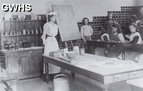 32-417 Margaet Matthews teacher at South Wigston Girls School 1904