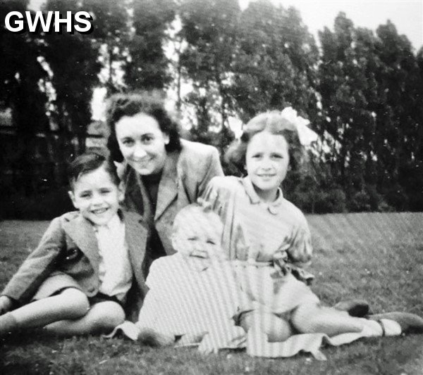 33-236 Norah Gardiner and children at South Wigston Park 1947