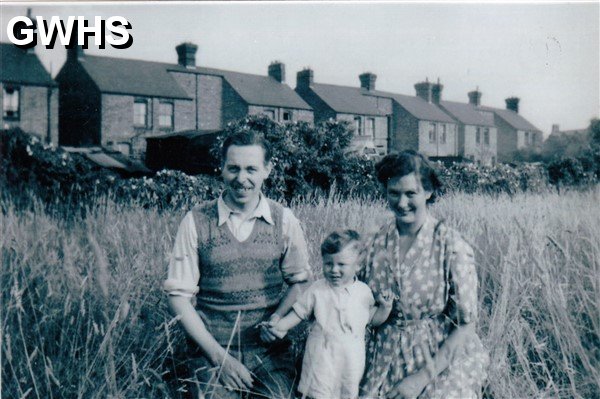 33-746 The Woodward family on the fields at the back of Orange Street South Wigston c 1953