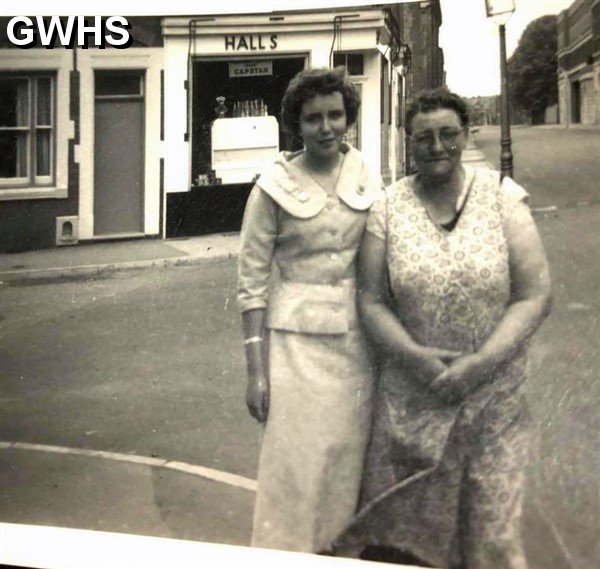 33-823 Nanna Thacker and Mary with Halls shop in the background South Wigston