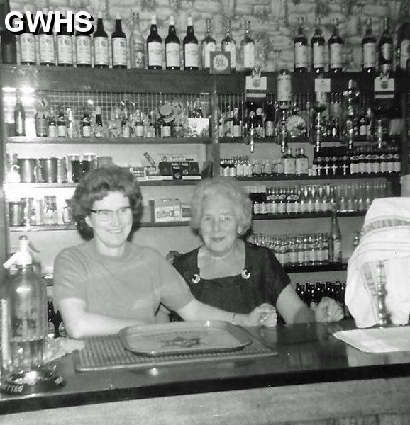 34-237 Mrs Kerr landlady at the Grand Hotel South Wigston 1968
