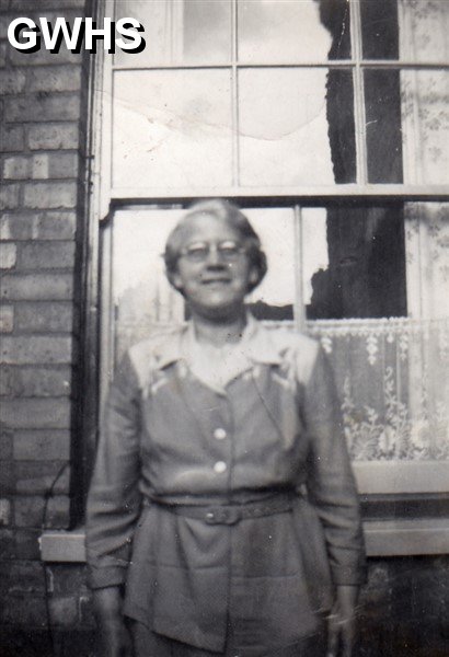 34-829 Elsie Oldershaw in back garden of 31 Albion Street South Wigston 1940's