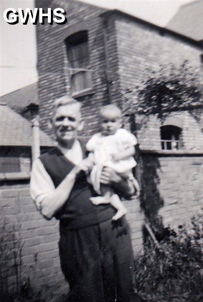 34-831 Allen Snutch with granddaughter Pauline in garden of 31 Albion Street South Wigston c 1954