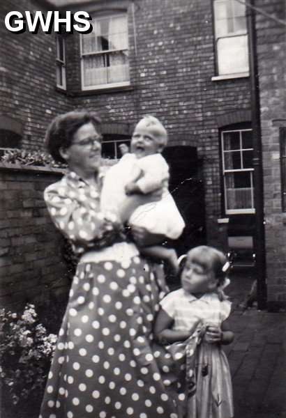 34-876 May Snutch holding Pauline and Valerie by her side at 31 Albion Street South Wigston