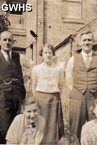 34-879 Snutch family in garden of 31 Albion Street South Wigston