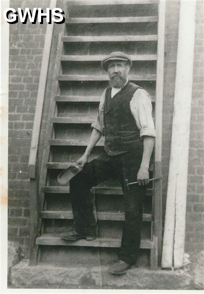 35-389 Worker at the Wigston Brick & Tile Works South Wigston