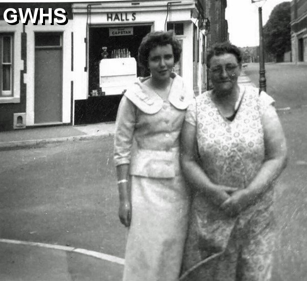 35-886 Mrs Thacker and her daughter Mary on corner of Garden Street South Wigston