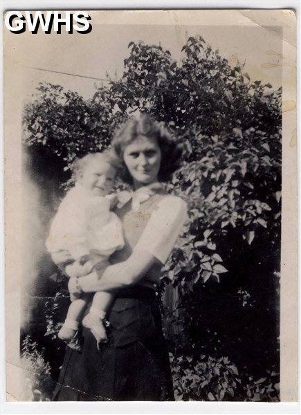 23-613 Valeen Cooper with baby Judith, South Wigston 1948